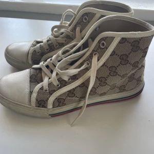 Gucci skor - Säljer dessa Gucci skor då jag inte fått någon användning för dem. Dem är i bra skick. Står för frakt