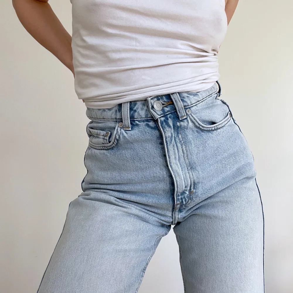 Jeans från Weekday. Sparsamt använda som eventuellt kan gå bort med fläckborttagning. Strl W25. Se även mina andra annonser, 3 för 2 på allt 💫. Jeans & Byxor.