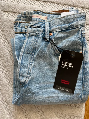 Levis ribcage straight ankle - Oanvända Levis ribcage i storlek 25x31. Svinsnygga men för små för mig. 
