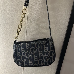 Väska - Väska köpt för 2 år sedan bra skick.