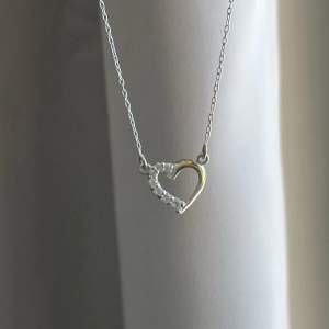Jättefint silvrigt halsband i form av hjärta köpt på guldfynd. Väl använt och är i väldigt bra skick. 