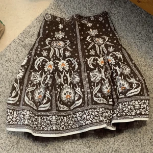 Kjol - Brun mönstrad kjol från esprit i storlek 36. Den går till knäna på mig. Den öppnas med en dragkedja i sidan. Den har också en innerkjol inuti.