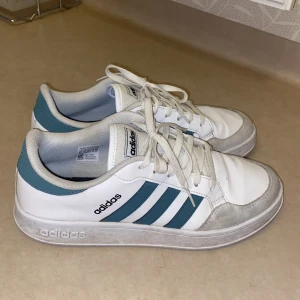 Adidas skor  - Väldigt bra skick nästan nya används 3 gånger ! Storlek 43 1/2 perfekt skor för sommaren!   