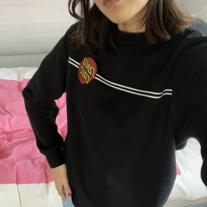 Santa Cruz sweatshirt🖤 - Asball tjocktröja som ej kommer till användning, använt skick med liten färgfläck (bilder skickas i dm)😎💖