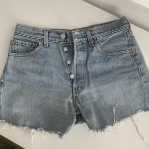 Levi’s shorts - Säljer ett par Levis shorts varav att de inte längre används. Syns att de är lite använda men ingen större skada. Hör gärna av dig om du har några frågor!🌸💗