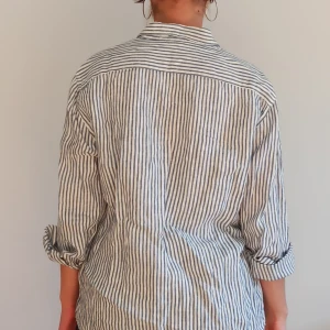 Somrig linneskjorta  - Skön o somrig linneskjorta i storlek M men passar XS-L beroende på hur man vill att den ska sitta! (jag är S/M för referens) 