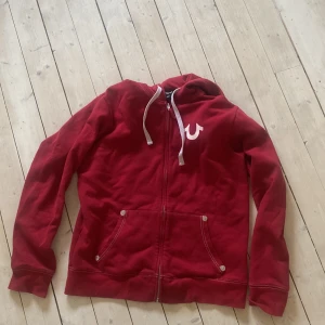 true religion zip up - intressekoll på min älskade true religion zip up hoodie😰 Använder den inte så ofta längre men den är i väldigt bra skick. Köpte originellt från asos för 1300kr och säljer för halva priset, alltså 650💓Storlek Medium. Skriv privat om ni vill ha mer bilder