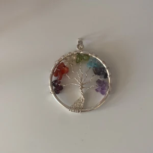 tree of life  - säljer detta super fina kristall halsband köpt på kristallrummet för ett tag sedan. jätte fint skick (kedja ingår ej) ❤️‍🔥 