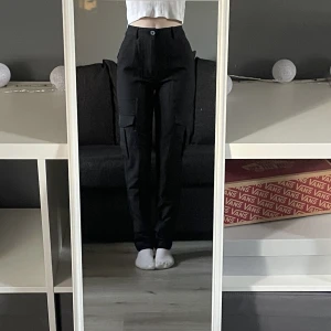 Svarta cargobyxor - Väldigt sköna. Sitter fint och är hyfsat tunna i materialet. 