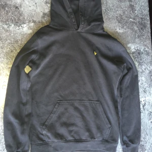 Lyle & scott hoodie,svart - En hoodie som jag har fått av en gammal vän. Inte mycket andvänd. Hör av er om ni vill köpa den 💗 nytvättad 😊och är för både killar och tjejer. Jag tar swish och bor man nära Kalmar/lindsdal så kan man hämta den annars betalar ni för frakten💗