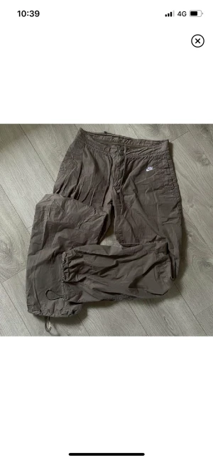 Nike byxor - (Lånade bilder från förra ägaren) Helt oanvända endast testade Säljer då de är för små för mig Enda defekten är sista bilden men inget som man tänker på alls då det är under byxbenet ish. 