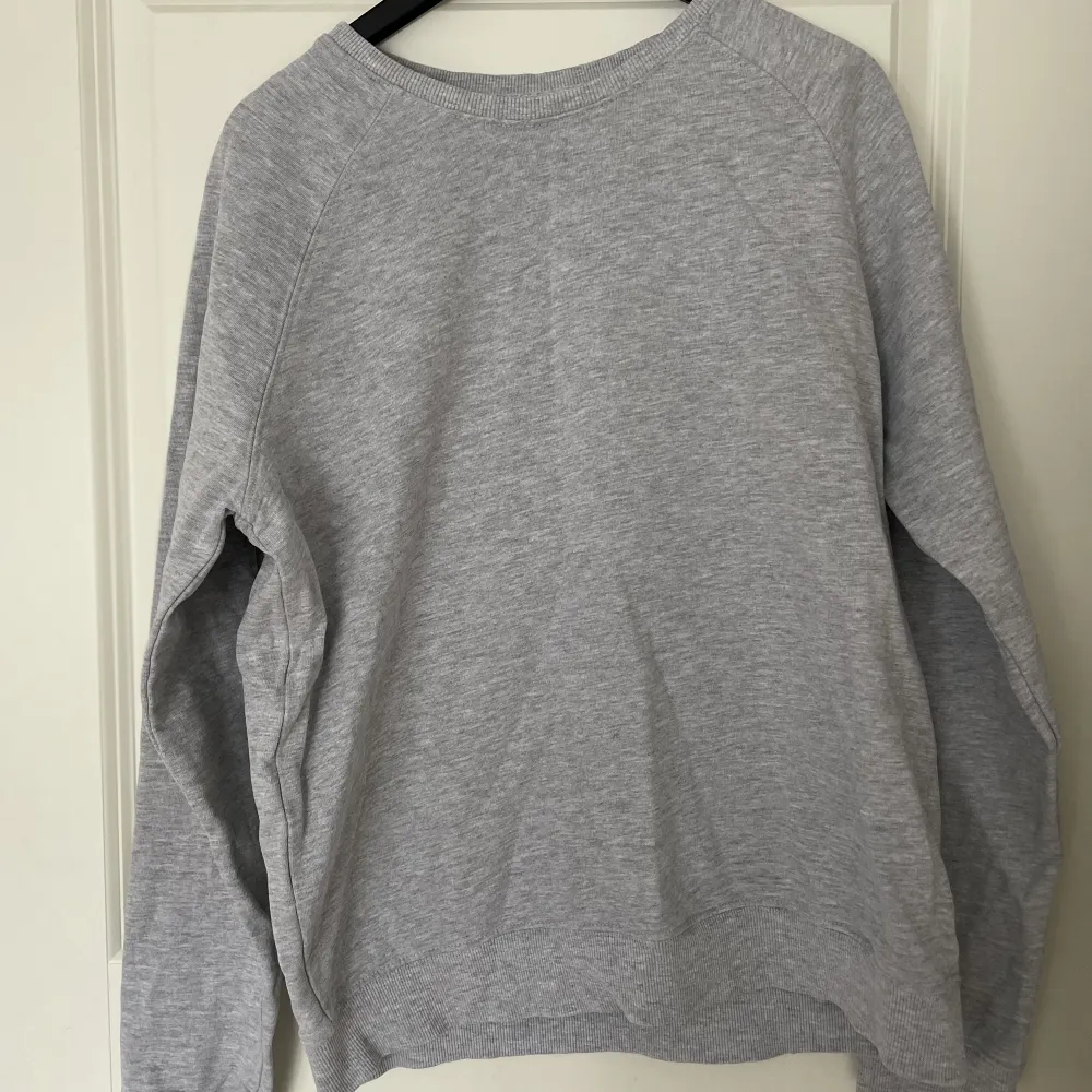 Grå sweatshirt från lager157 den är använd fåtal gånger men så gott som ny . Tröjor & Koftor.