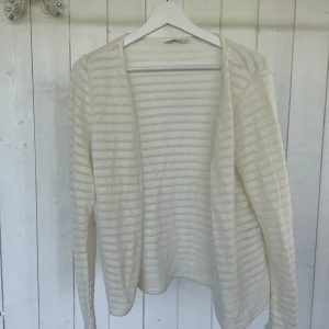 Kofta - En knappt använd kofta från Only.  100 % polyester 