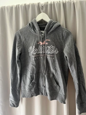 Hollister zip hoodie  - Kedjan fungerar men är aningen trög 🩷 Pris kan alltid diskuteras 🩷