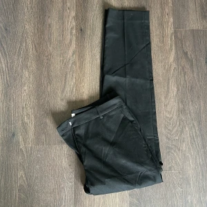 Kostymbyxor  - Helt oanvända kostymbyxor från H&M.   Rensar ur min garderob från en hel del oanvända kläder🌼 Kika och se om du ser något mer i min profil som du gillar så skickar jag med det till dig också!😊 Fler kläder kommer! 
