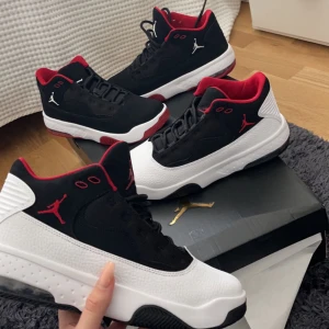 Jordans - Säljer dessa skor för 500kr styck. Använt endast 3 gånger pga för små. Storlek 39 men lite små i storleken så passar om man har storlek 38. 