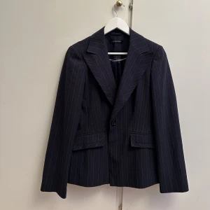 Kavaj  - En kavaj i storlek 40 som kan funka som en oversize kavaj om man har mindre storlek 😍 Den är mörkt marinblå, pris kan diskuteras💞