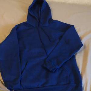 En mörk blå hoodie i nyskick andvänd 1-2 gånger inga fläckar,som ny. 