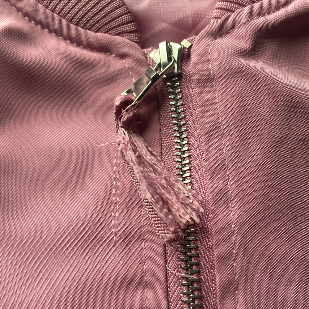 En rosa tunnare jacka från new yorker. Den har blivit används ett par gånger. Den kan vara kite seg i dragkedjan.. Jackor.