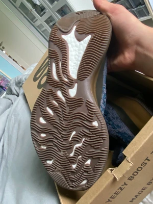 Yeezy boost 380  - Hej jag ska sälja mina helt nya yeezy boost 380 allt OG med kvitto. Skriv vid funderingar det är storlek 42