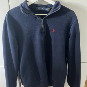 Ralp lauren half sip - Säljer min ralp lauren half sip storlek S för jag känner att den bara hänger i garderoben. Nypris 1500kr mitt pris 500kr just nu är den inte tvättad men tvättar den innan säljning.