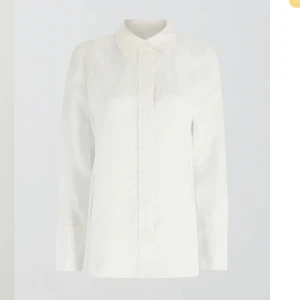 Linneskjorta - Gina Tricot - Likadan skjorta som min andra annons! Fast i vit! Använd väldigt få gånger och är i nyskick! Hör av er vid funderingar ❤️❤️