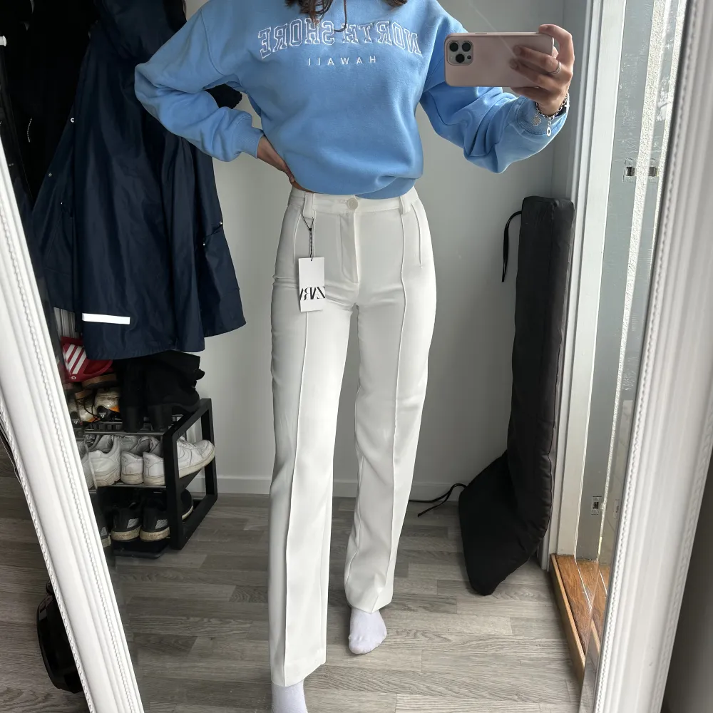 Helt oanvända kostymbyxor från Zara! Säljer då dem är för tight på mig.  Original pris: 399 🤍 prislapp kvar. Jeans & Byxor.