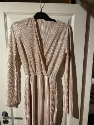 Plisserad klänning  - Klänningen är i bra skick, nypris tror jag var 399kr. Klänningen är ljusrosa/ beige 