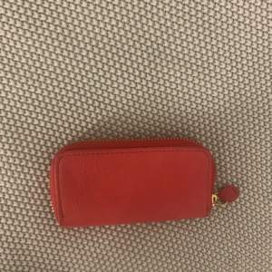 Söt röd plånbok som även går att använda som en lite necessär för det mest nödvändiga i väskan