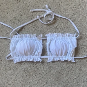 Bikiniöverdel - Vit bikiniöverdel i stl xs. Aldrig använd🤍köparen står för frakten