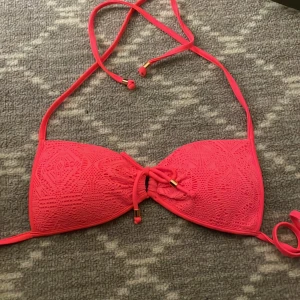 Bikini Top  - En neon rosa bikini top som knyts både runt nacken och runt om
