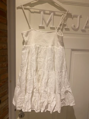 Mini dress - Vit kort klänning från zara. Bra skick och otroligt söt! Skulle även säga att den passar en M.