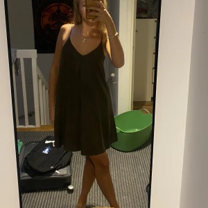 Grön klänning  - Snygg kort klänning från mango, fint skick! 