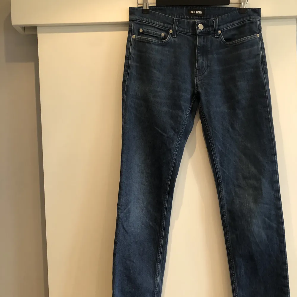 Mörkblåa Blk denim jeans i grym kvalite. Sitter perfekt runt benen och inte alls så ”baggy”   Nypris: 1300kr Storlek 30/32 . Jeans & Byxor.