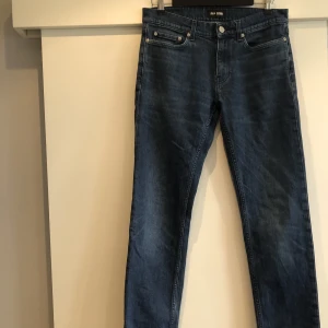 Blk DNM Jeans - Mörkblåa Blk denim jeans i grym kvalite. Sitter perfekt runt benen och inte alls så ”baggy”   Nypris: 1300kr Storlek 30/32 