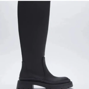 Svarta stövlar zara - Svarta stövlar från zara. Sparsamt använda! Skriv för mer bilder