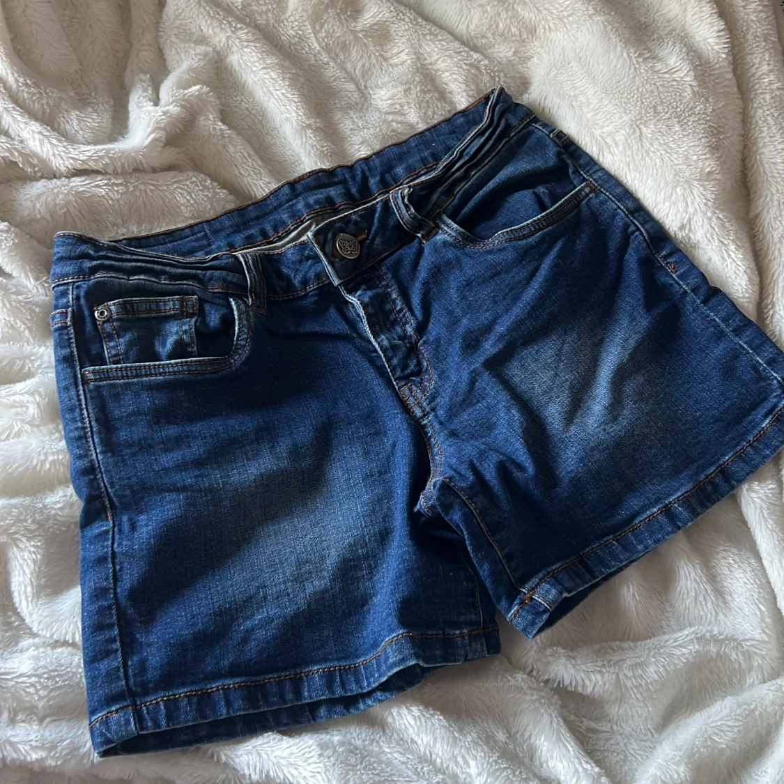 Mörk blå jeans shorts 