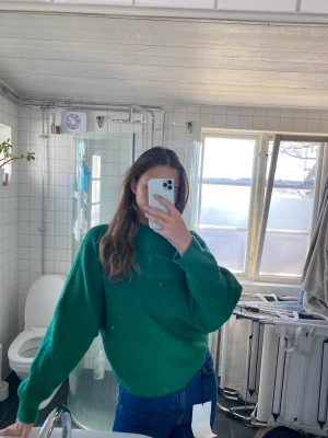 Stickad tröja - Superhärlig grön stickad tröja från HM. Så mysig till hösten och vintern och så fin färg