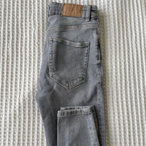 Gråa jeans från Zara!  - Ljusgrå slim jeans från Zara i storlek 36! Stretch! 