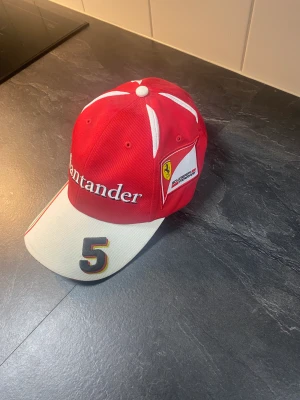 Ferrari f1 keps signerad  - Keps i toppskick aldrig använd har bara stått förvarad. Köpt i Belgien 2018 Spa. Sebastian vettel signatur.  Skriv gärna för mer info eller bilder.