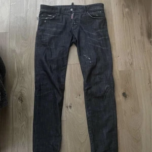 (Äkta med kvitto) Dsquared2 byxor - Har inte använt på över ett år, växte ur dom direkt när jag började träna. Använde dom bara vid speciella tillfällen så de är i nytt skick.   @avodamercato på instagram är min sida för Socialproof. Är ny på Plick.