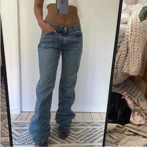 Intressekoll!! På dessa skit snygga lågmidjade Calvin Klein jeans som jag köpte på plick (bilderna är från säljaren) men som tyvärr är lite för små och vet inte om jag kommer få på dom någongång…🩷🩷 kom gärna med pris vid intresse!