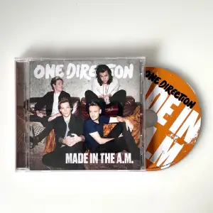 Tryck på köp nu!! One Direction Made In The AM album på CD. Köpt från Bengans, nypris 99kr. Skivan är spelad fåtal gånger och är i nyskick.   Säljer då jag har två stycken. 