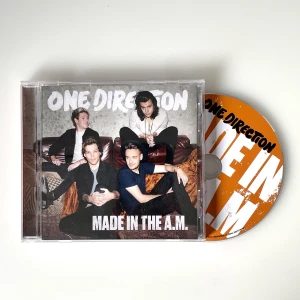 One Direction - Made In The AM CD - Tryck på köp nu!! One Direction Made In The AM album på CD. Köpt från Bengans, nypris 99kr. Skivan är spelad fåtal gånger och är i nyskick.   Säljer då jag har två stycken. 