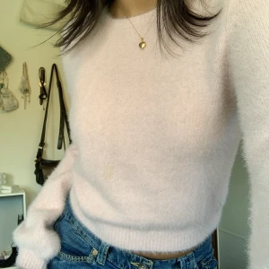 Rosa stickad tröja - Söt stickad tröja med ballongärmar som inte kommer till användning 💕finns tyvärr en fläck (de första bilden) men inga andra slitningar! Jättemjuk och mysig! Kontakta gärna för frågor ☀️