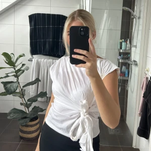 Vit topp med knytning  - Vit topp med knytning i sidan💓💓