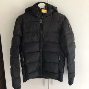 Parajumper dunjacka  - En riktigt fet dunjacka perfekt till höst och vinter. Grymt skick ser ny ut, inga slitningar eller skador. Storlek Y/L vilket motsvara för junior large men passar perfekt för S. Hör av er vid frågor och funderingar. 