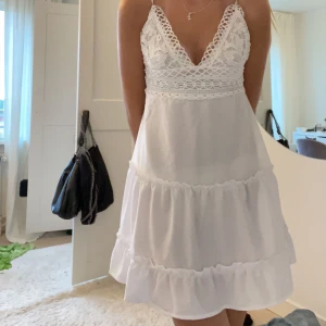 Klänning  - Säljer nu denna somriga klänning,har bara använts en gång då jag hade konfirmation så den är i bra skick💕