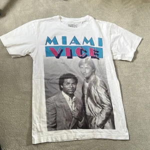 Miami vice tshirt - Snygg, bra kvalitet t shirt. Köpt på Carlings