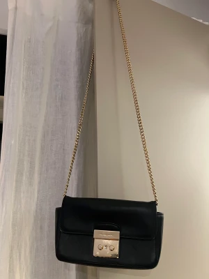 Michael Kors väska - Michael Kors väska i skinn. Kan användas som clutch.  Sparsamt använd så är i mycket bra skick.